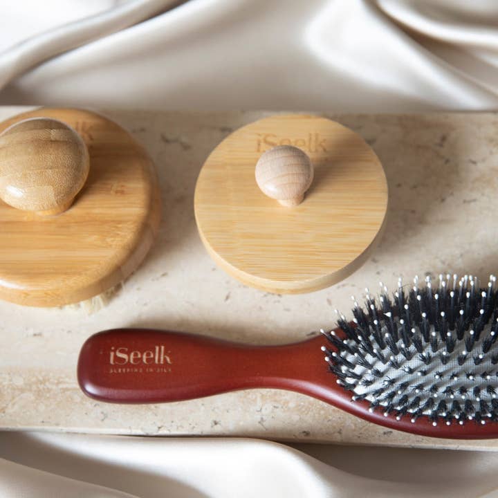 ISeelk - Wholesale Hair Brush/Comb - Wooden hairbrush with wild boar bristles.