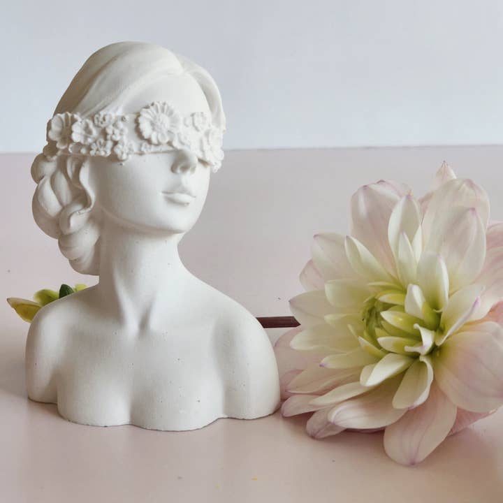 Weii Life Inc. - Vente Figurine décorative - Statuette de demoiselle d'honneur en béton avec bandeau sur les yeux