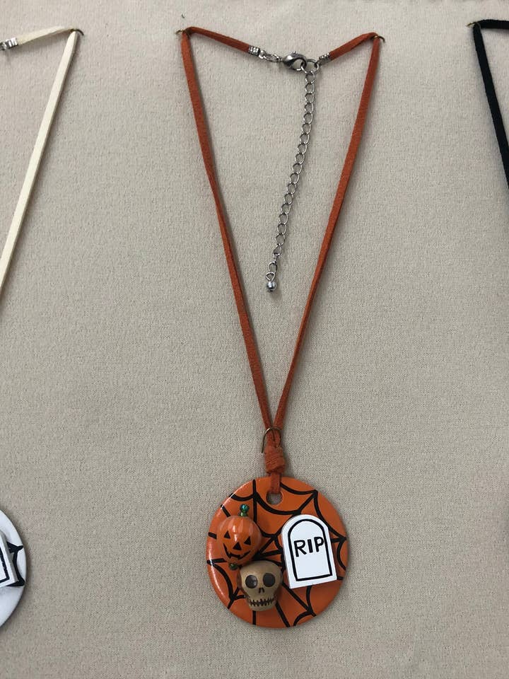 LOT DE 3 COLLIERS À PENDENTIF ROND ASSTD HALLOWEEN 3D pour la vente par International Duru's