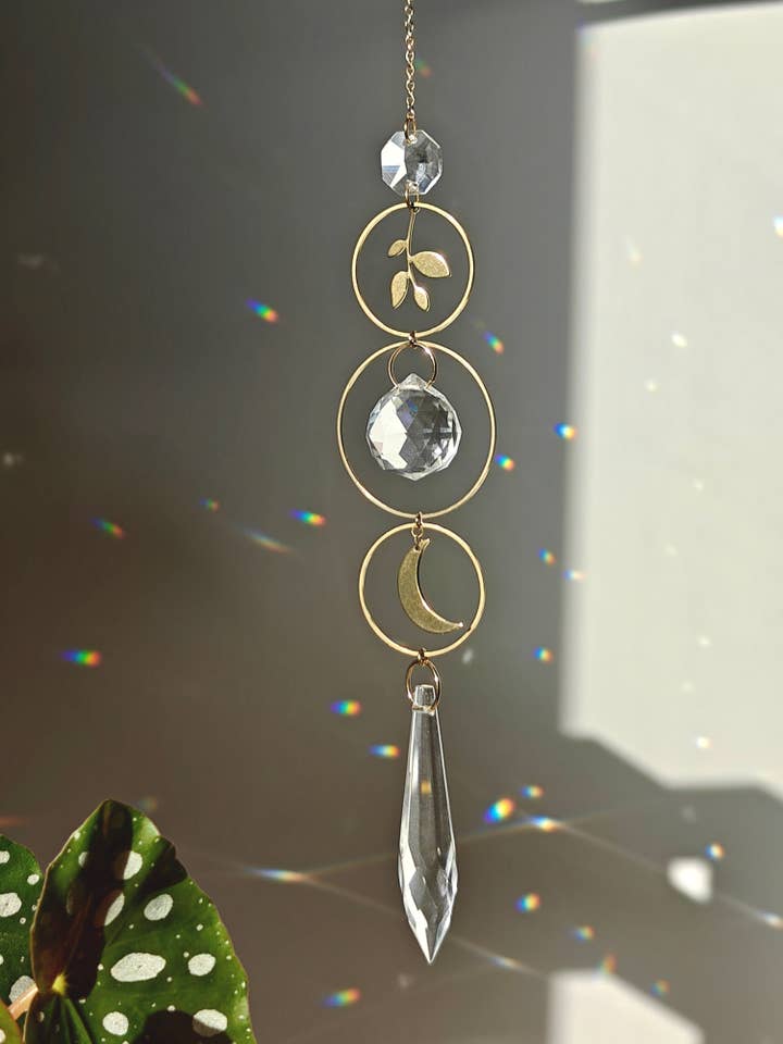 SELENE • Solfanger i Messing & Glas Krystal for engroshandel hos Atelier Intuitive