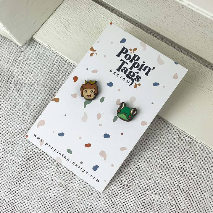 Houten oorbellen: Frog Prince voor wholesale door Poppin' Tags Design