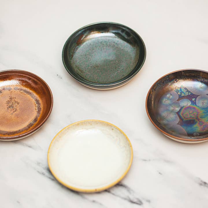 Piattini ad Anello in Ceramica Smaltata, Smalti Iridescenti Speciali per la vendita all'ingrosso da parte di Melike Carr