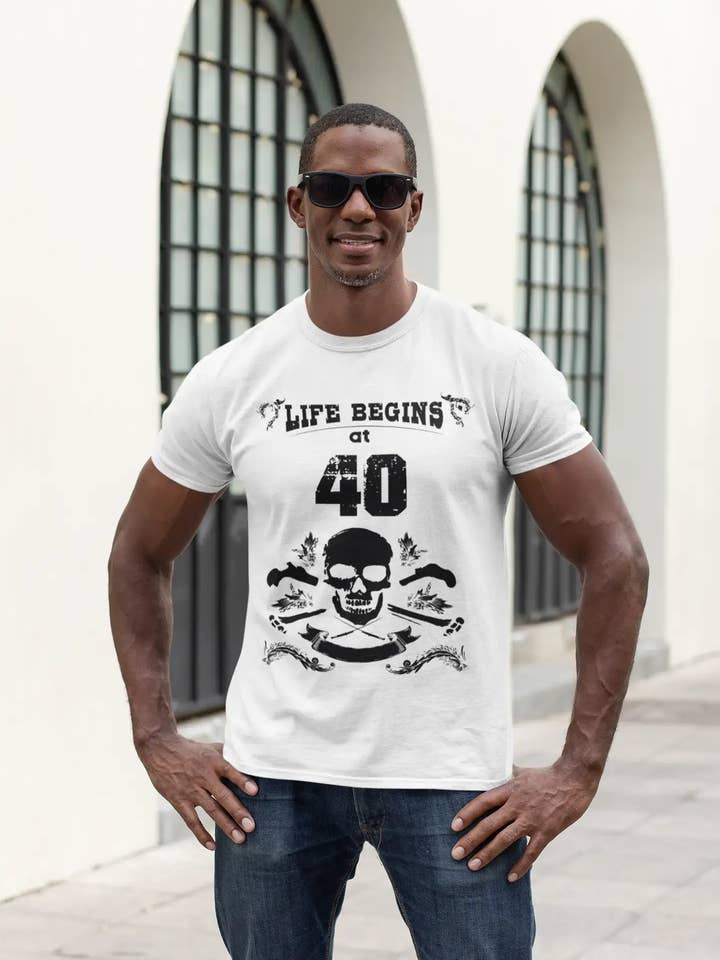 Life Begins at 40 T-shirt för män Vit födelsedagspresent 00448 för wholesale av ULTRABASIC