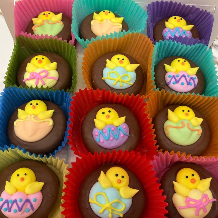 Poussins de Pâques dans leurs œufs 24 par boîte pour la vente par Bear Creek Candy Kitchen
