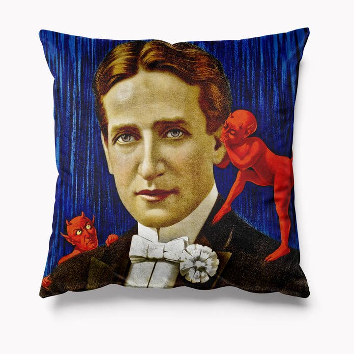 Coussin en velours Halloween Horror Creepy Man with Devil pour la vente par Kitsch Republic