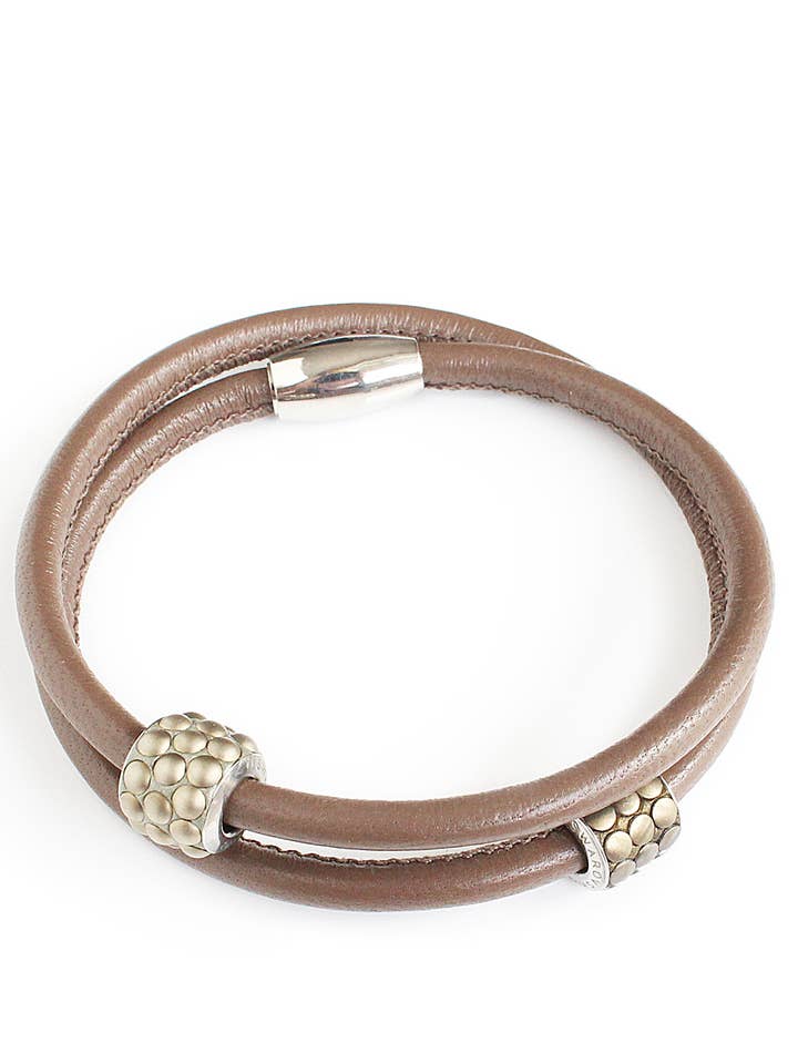 Taupefarbenes, doppelt gewickeltes Lederarmband mit für den Großhandel von DIGE DESIGNS