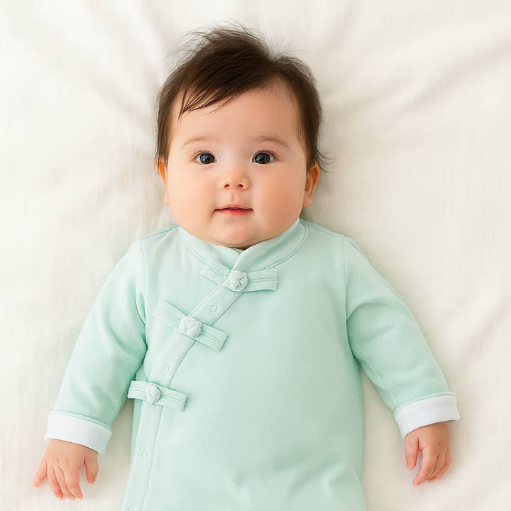 Barboteuse verte inspirée de la tradition chinoise pour bébé pour la vente par Fennco Styles
