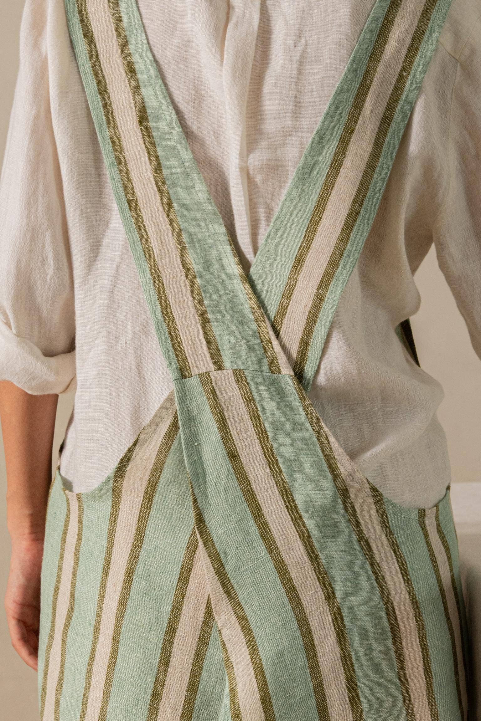 Live Linen – Großhandel Schürzen – Handgefertigte Sylph Cross Back Leinen Schürze – Alltagstaugliches Essential5