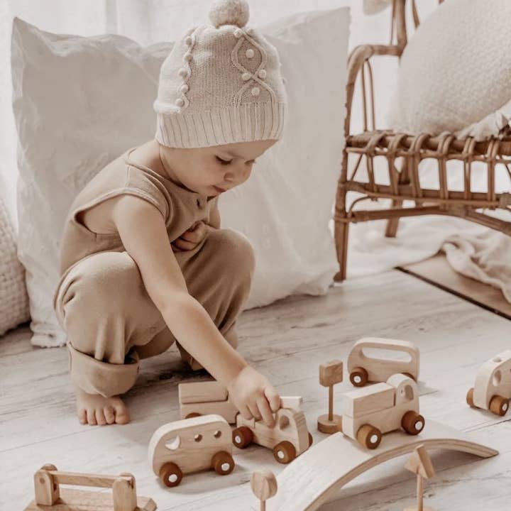 Q Toys – Großhandel Spielzeugset – Kinder – Holzspielzeug-Set mit 7 Mini-Fahrzeugen und Zubehör8