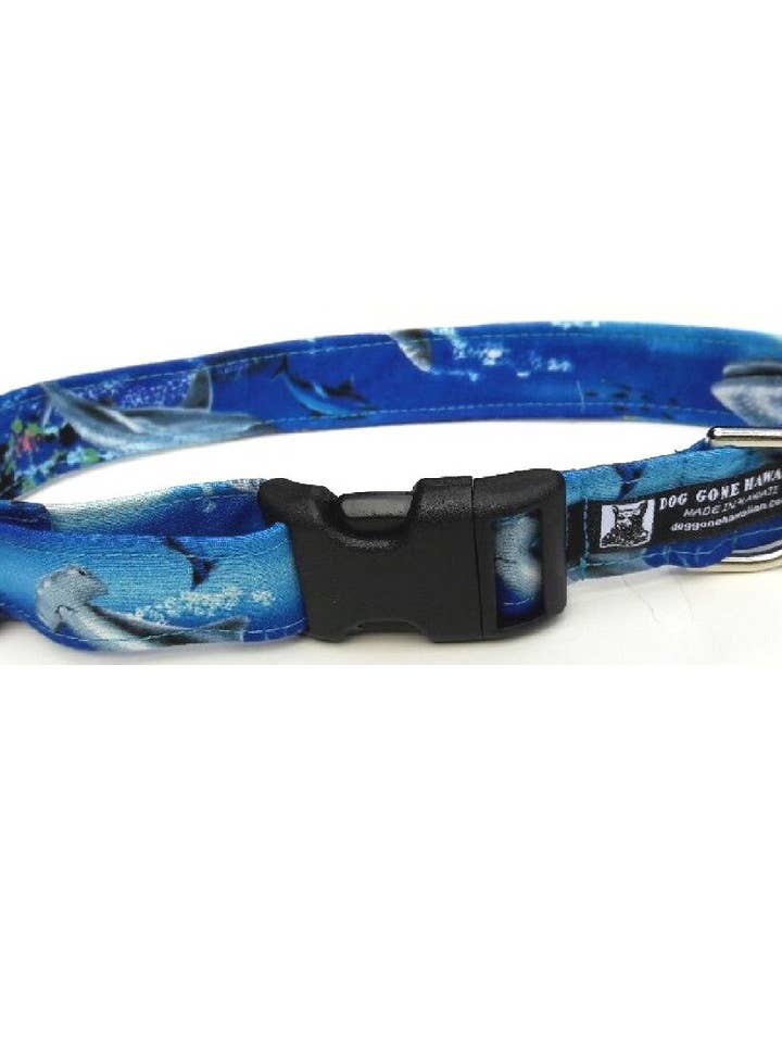 Collier ajustable pour chien en tissu hawaïen-"Aumakua Mano » (requin) pour la vente par Dog Gone Hawaiian
