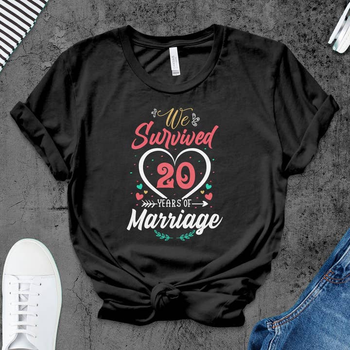 20-års jubilæums-t-shirt, vi overlevede 20 års ægteskab, sjove par-tee, bryllupsdagsgave, hjerte- og kærlighedsægteskab for engroshandel hos FreakyTeeFactory