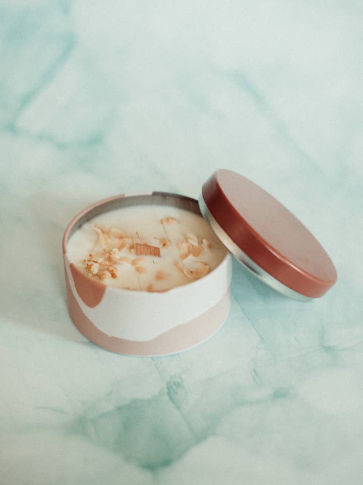 Gardenia & Plumeria - Boîte en métal de 4 oz pour la vente par Creative Cliche Candle Co.