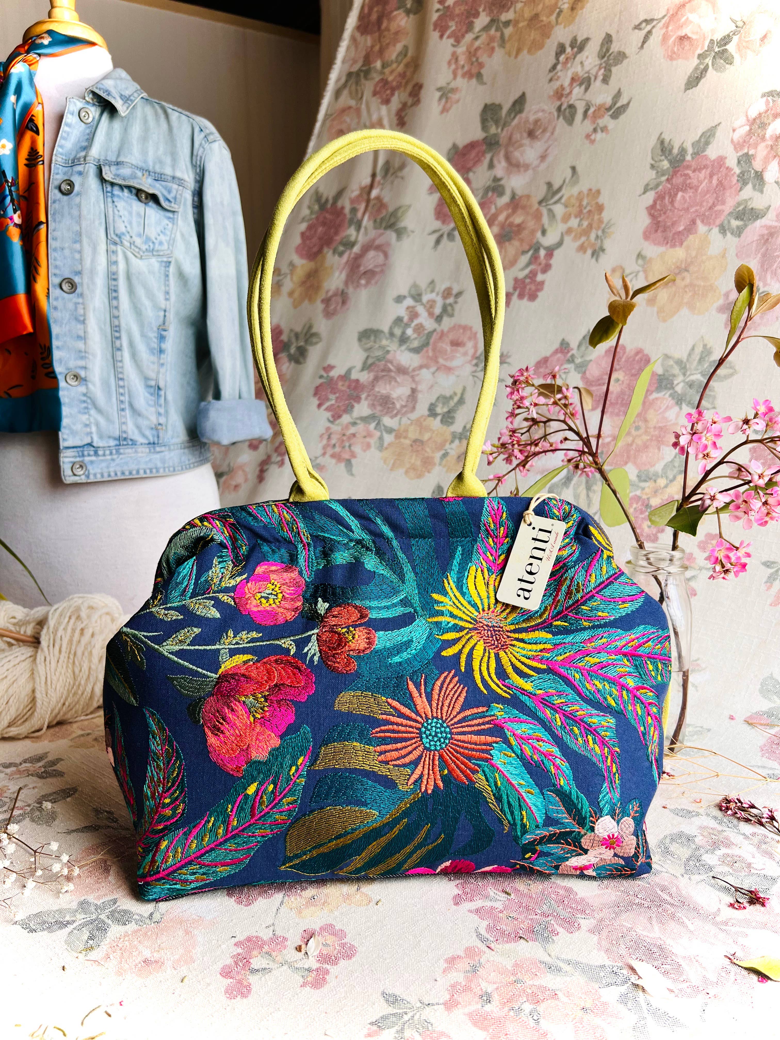 Atenti – Mala com alça superior – Mulher por atacado – Bolsa Doutora Moderna Flora Molly com Armação de Metal e Fecho de Pressão9