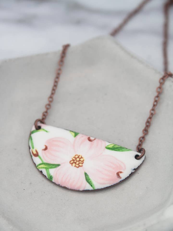 Colar Revival Vintage. Flor de Corniso por atacado de Rising Jewelry