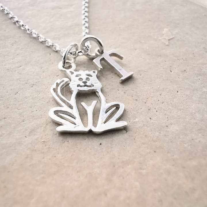 Collana in argento Sterling con ciondolo a forma di gatto e iniziale per la vendita all'ingrosso da parte di Sophellie Jewellery