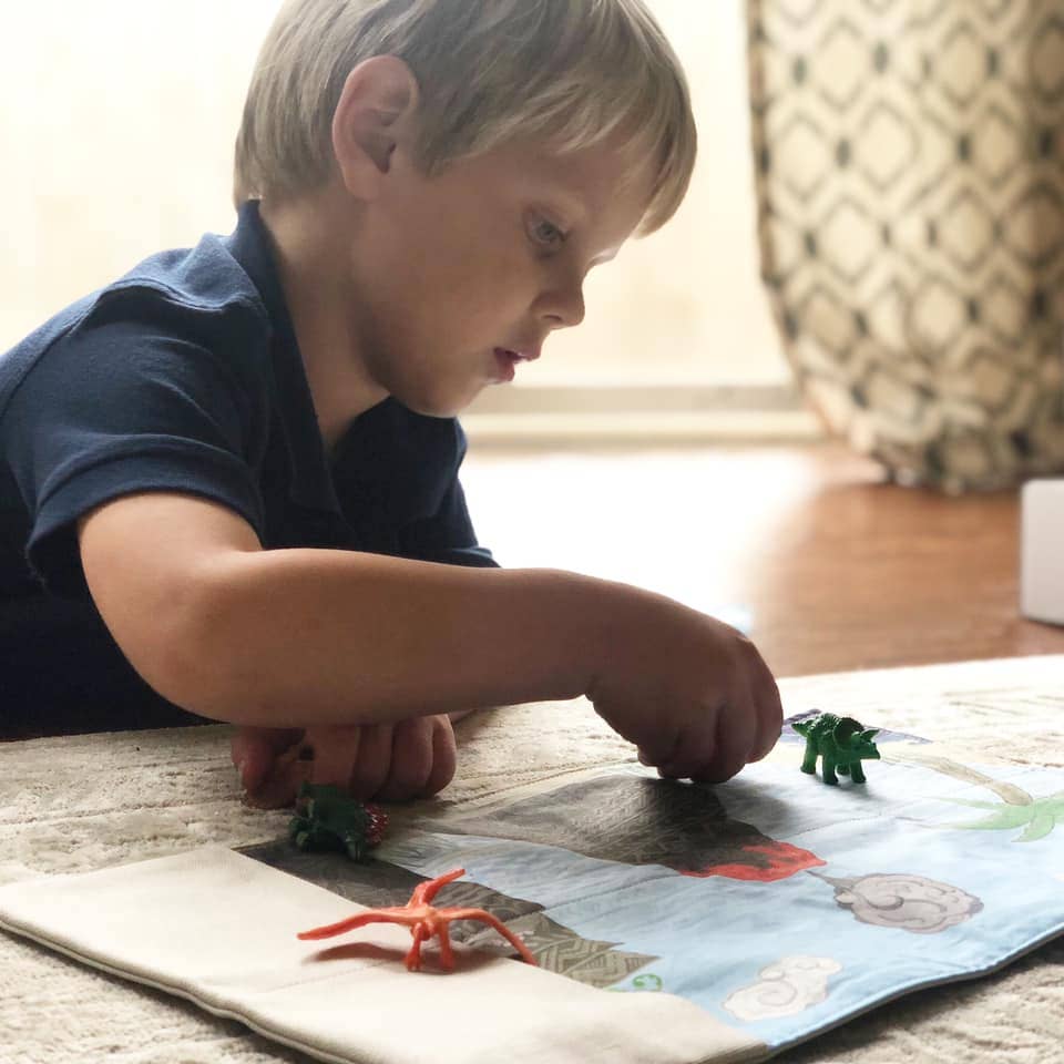 Mouse Loves Pig - Venta al por mayor Conjunto de juguetes - Niños - Alfombra de juego de viaje Tiny Worlds™ - Dinosaur1