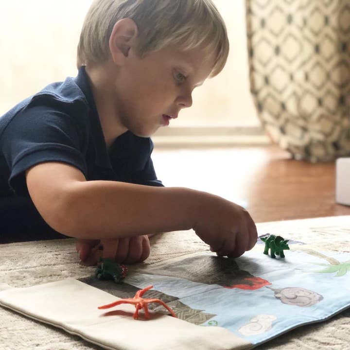 Mouse Loves Pig - Venta al por mayor Conjunto de juguetes - Niños - Alfombra de juego de viaje Tiny Worlds™ - Dinosaur1