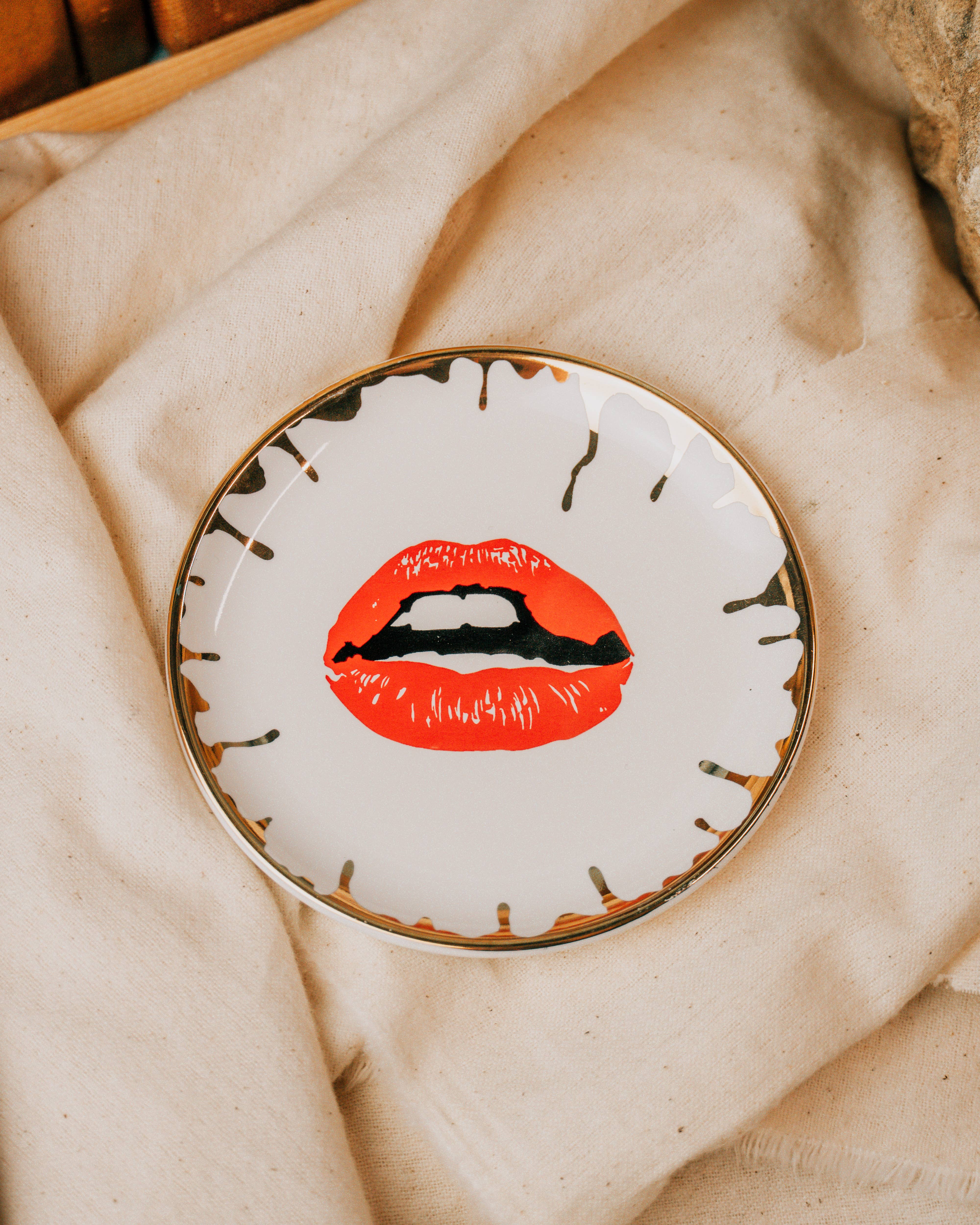 Spitfire Girl - Vente Bocal décoratif - Plat à bijoux rond en céramique Bitch8