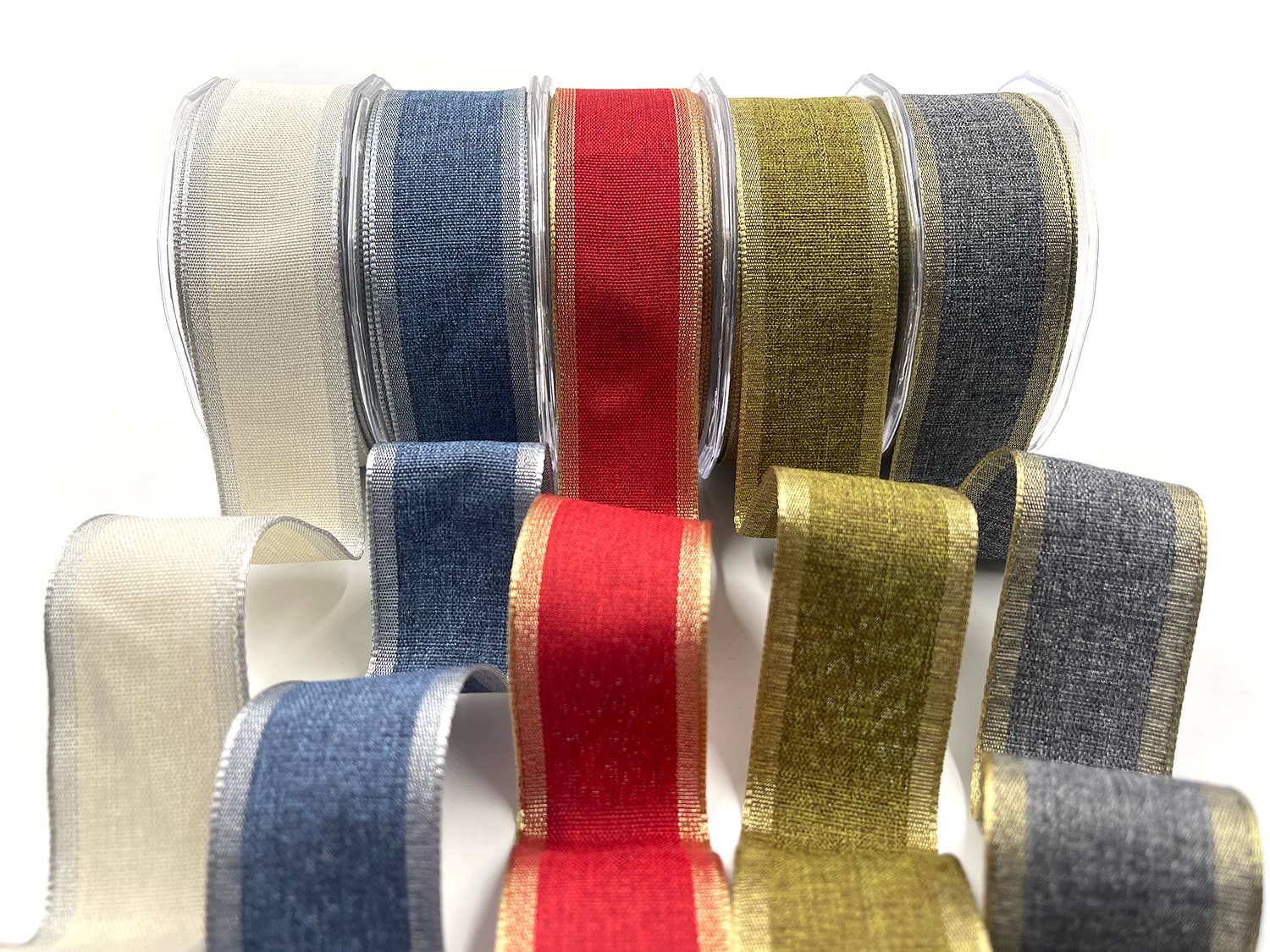 May Arts Ribbon – Engroshandel Bånd – 1,5” vævet bånd med chambray-for og metalisk gyldent kantbånd1