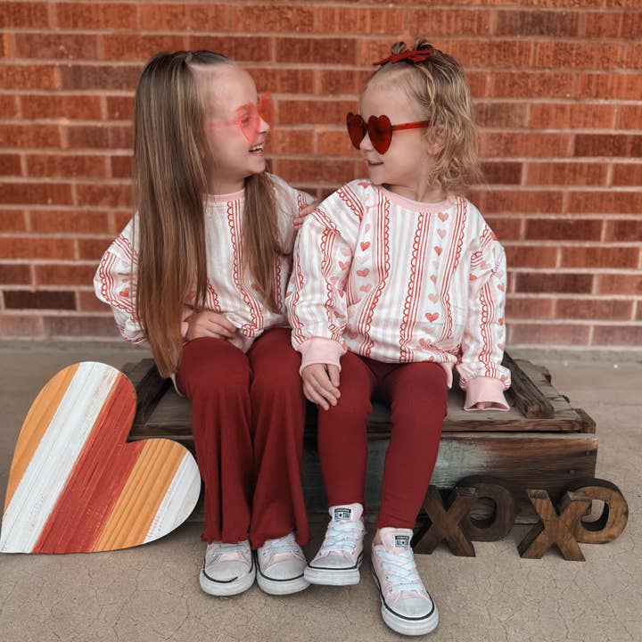 Crewnecktröja med kärleksdetaljer för wholesale av Little Joy Co.