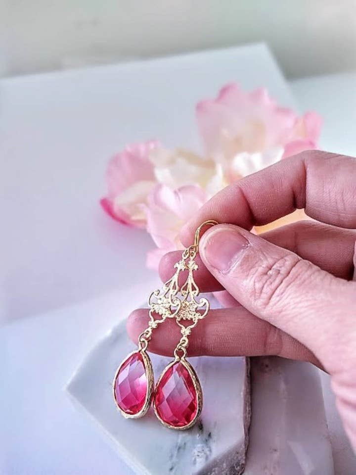 Lyserøde og hvide glasdråbegulddinglende øreringe, minimalistisk stil, brudeøreringe, flerfarvet, lysekrone, link for engroshandel hos Bad Apple Designs