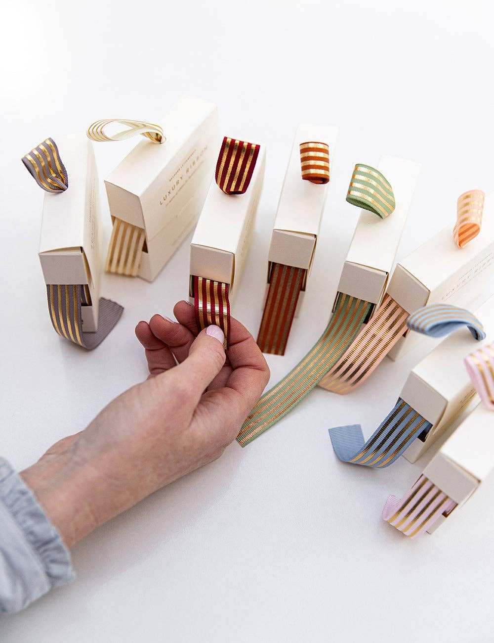 Bespoke Letterpress – Großhandel Band – Geschenke verpacken – Rotes Goldfolien-Geschenkband mit Streifen – 10 Meter1