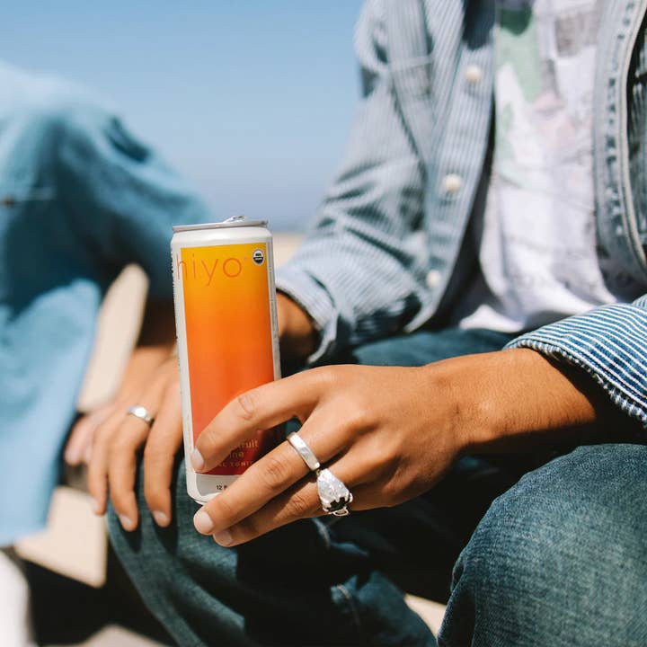 hiyo - Wholesale Non-Alcoholic Aperitif/Mocktail - passion fruit tangerine | organic social tonic | 4-packs2