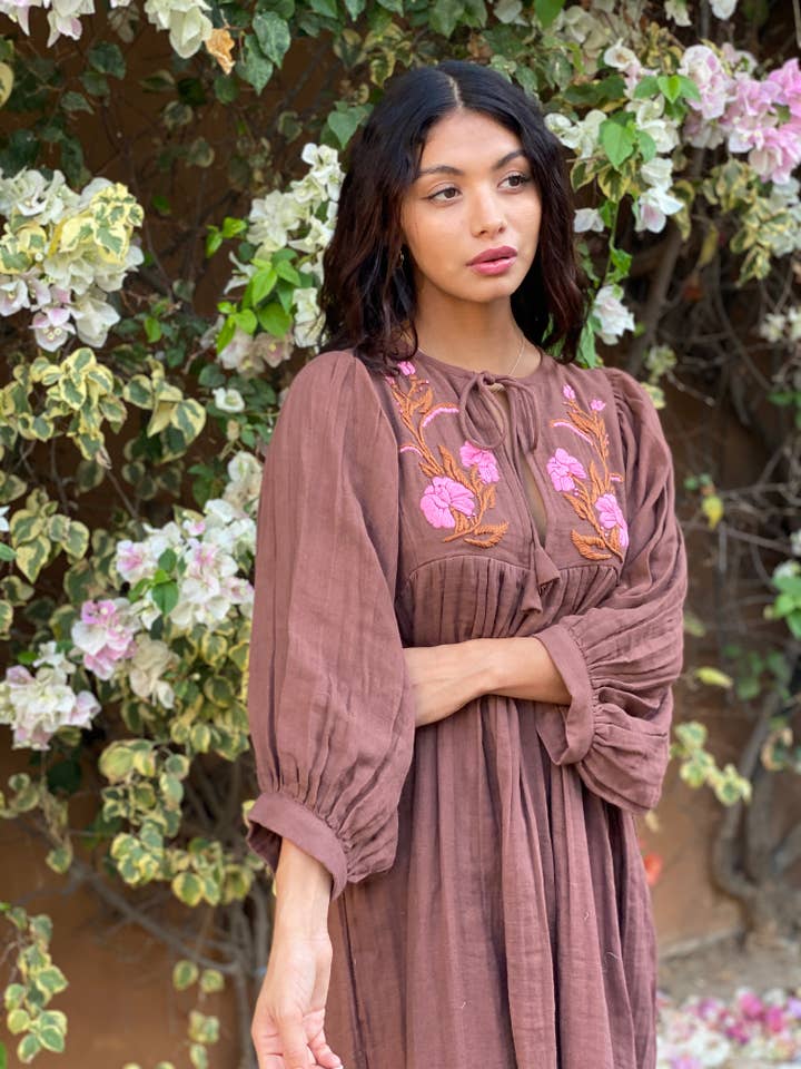 Handgeborduurde katoenen gaas midi-jurk (Kashiti: Tabak) voor wholesale door The Fox and The Mermaid