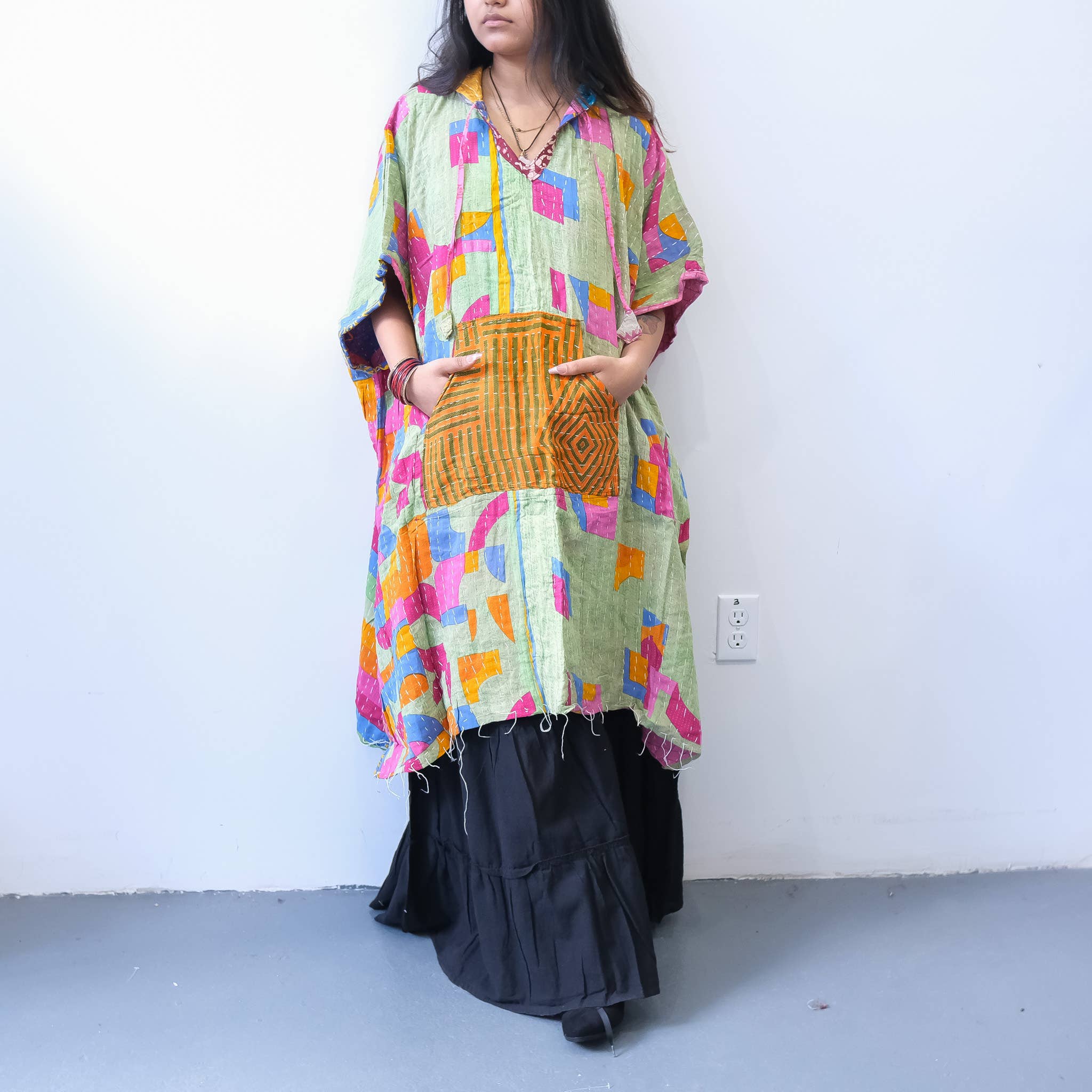 Karma Nepal Crafts – Engroshandel Poncho - Dame – Håndlavet Kantha Vendbar Poncho med Hætte2