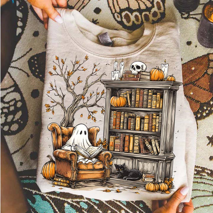 Maglietta di Halloween Retro Cozy Ghost Reading, Maglione per Amanti dei Libri per la vendita all'ingrosso da parte di NVC Ecommerce LLC