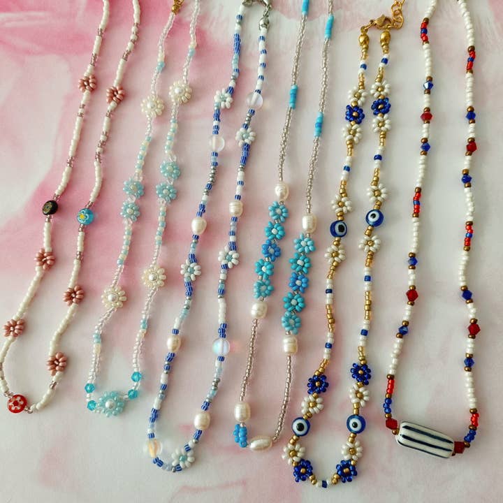 Collares de cuentas florales hechos a mano en azul, blanco y rojo for wholesale by Kolorya