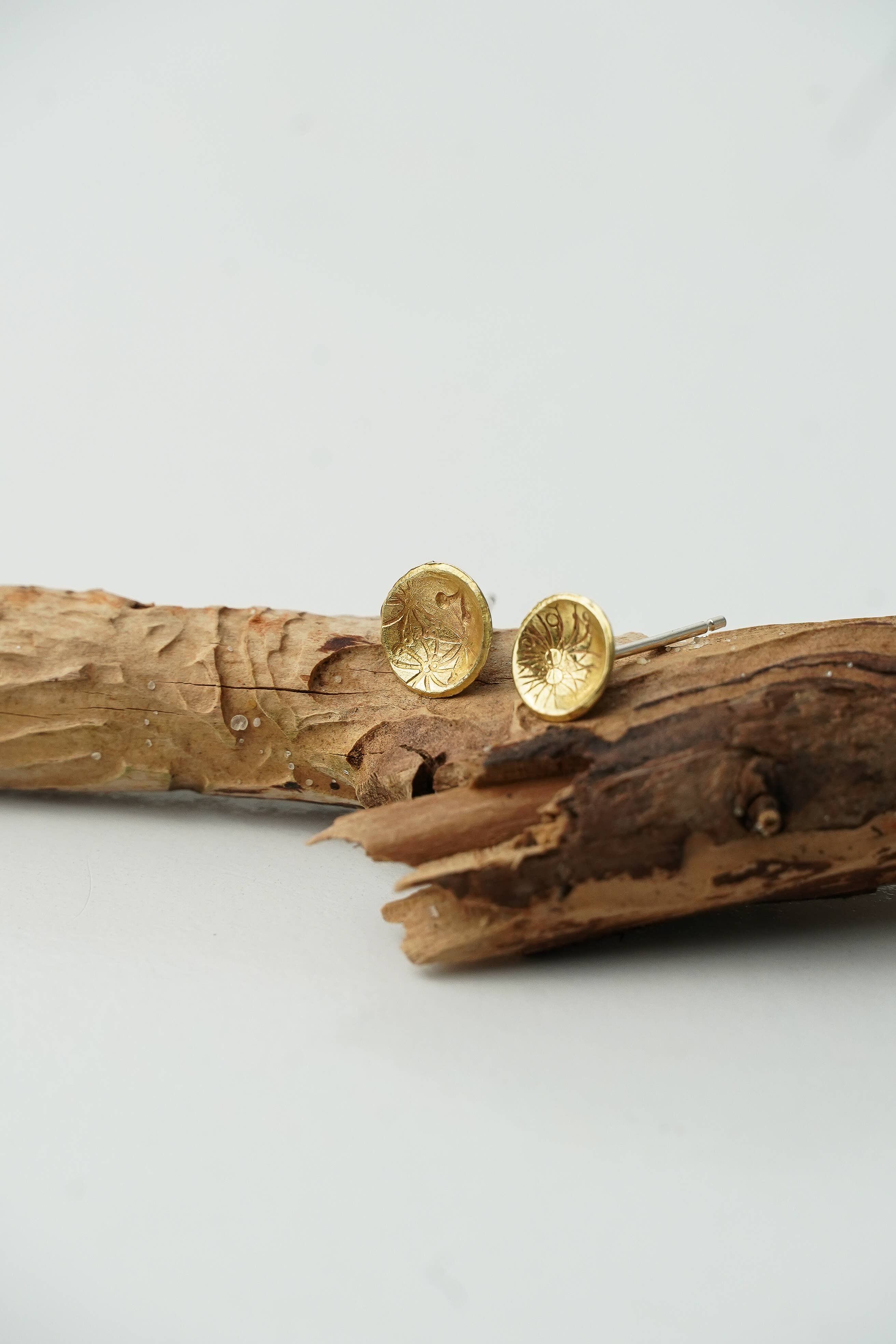 Sarah Munnings Jewellery - Vendita all'ingrosso Orecchini a bottone - Borchie a petalo3