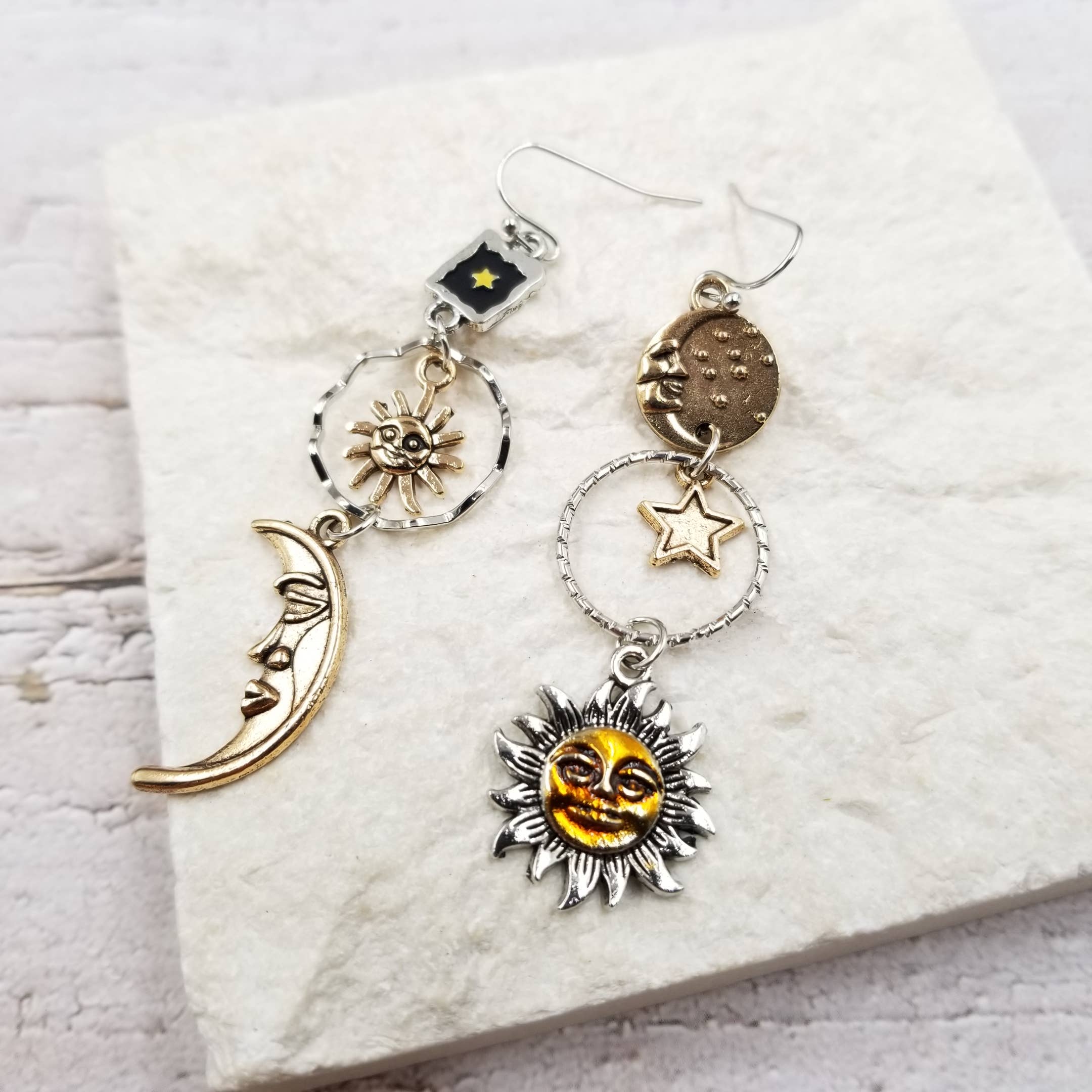 Treasure Wholesale – wholesale Hängande örhängen – Klassiska Måne Sol Oregelbundna Örhängen1