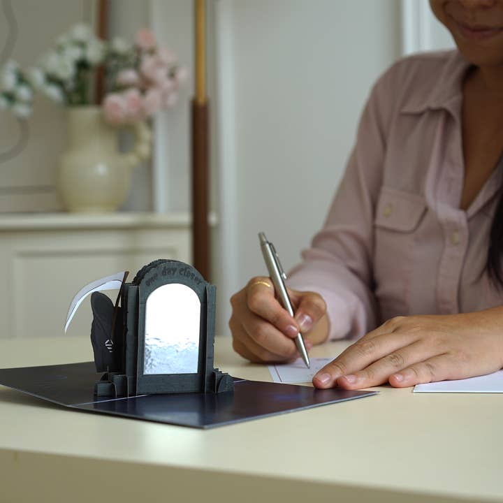 Card Foolery – wholesale Födelsedagskort – En dag närmare 3D pop-up födelsedagskort med mörk humor3