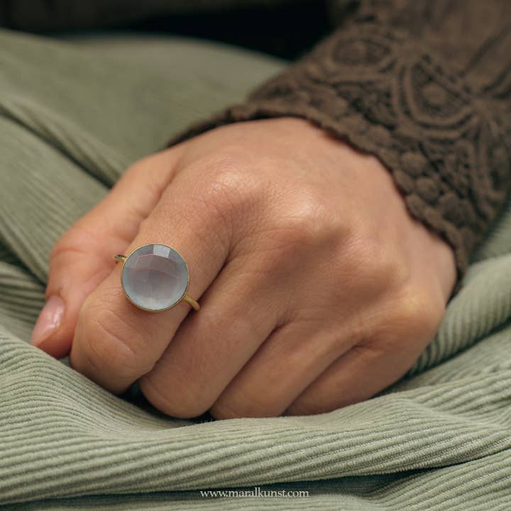 Bague ronde en argent aigue-marine pour la vente par Maral Kunst