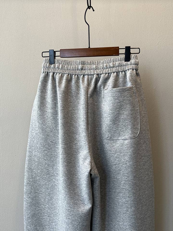 Rosa Clothing - Wholesale Athletic Sweatpants/Joggers - Women's - Elastic waist Slouchy Curved leg Barrel sweatpants