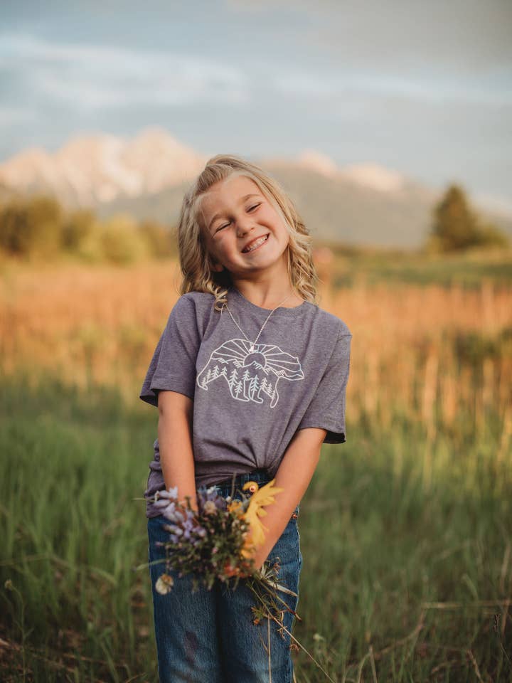 Sonnenaufgang Bär Kleinkind T-Shirt für den Großhandel von Made of Mountains
