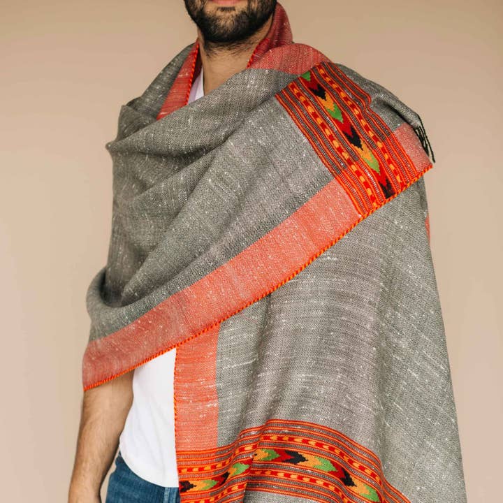 Châle en pure laine gris-rouge bordé pour la vente par Embrace