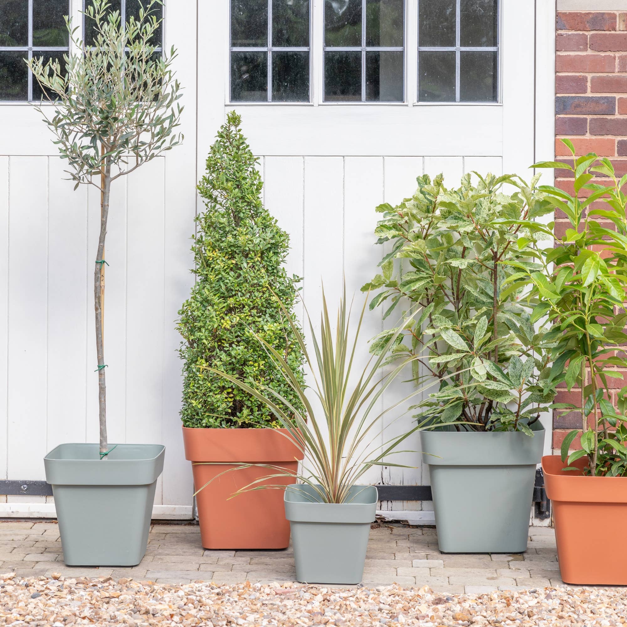 Ivyline International - Wholesale Plant Pot - Outdoor Recycled Plastic Cleo Square Planter with Wheels8