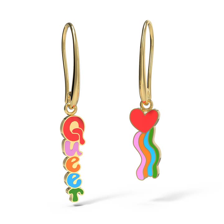 Yellow Owl Workshop - Vente Boucles d'oreilles pendantes - Boucles d'oreilles en forme de cœur queer - Bijoux dorés à la gloire de la communauté LGBTQ+1