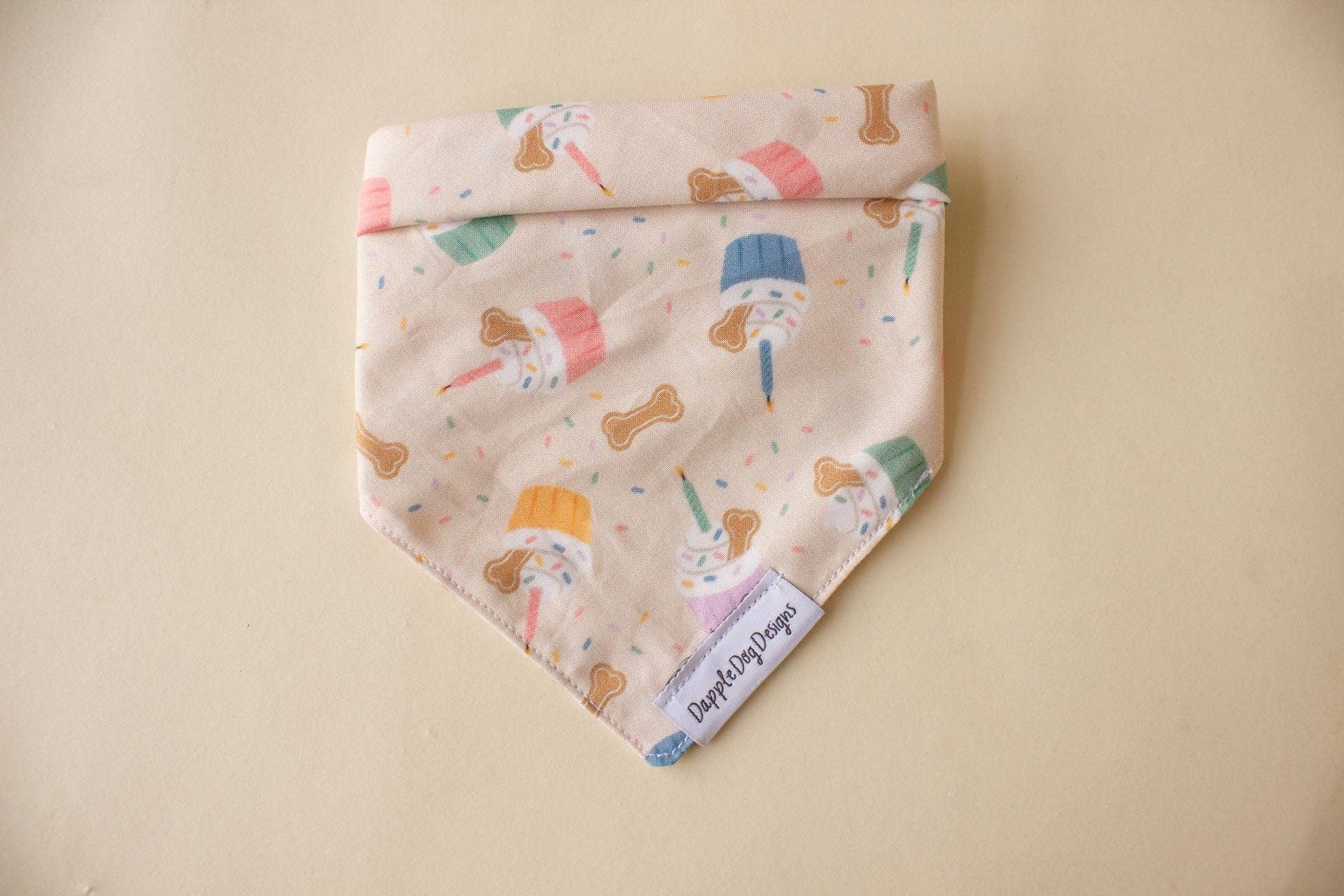 Dapple Dog Designs - Venta al por mayor Bandana - Perros - Bandana Party Pupcakes - Bandana de cumpleaños1