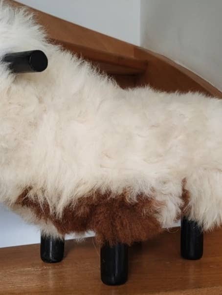 Sgabello medio pecora per la vendita all'ingrosso da parte di ZINE & LYNE