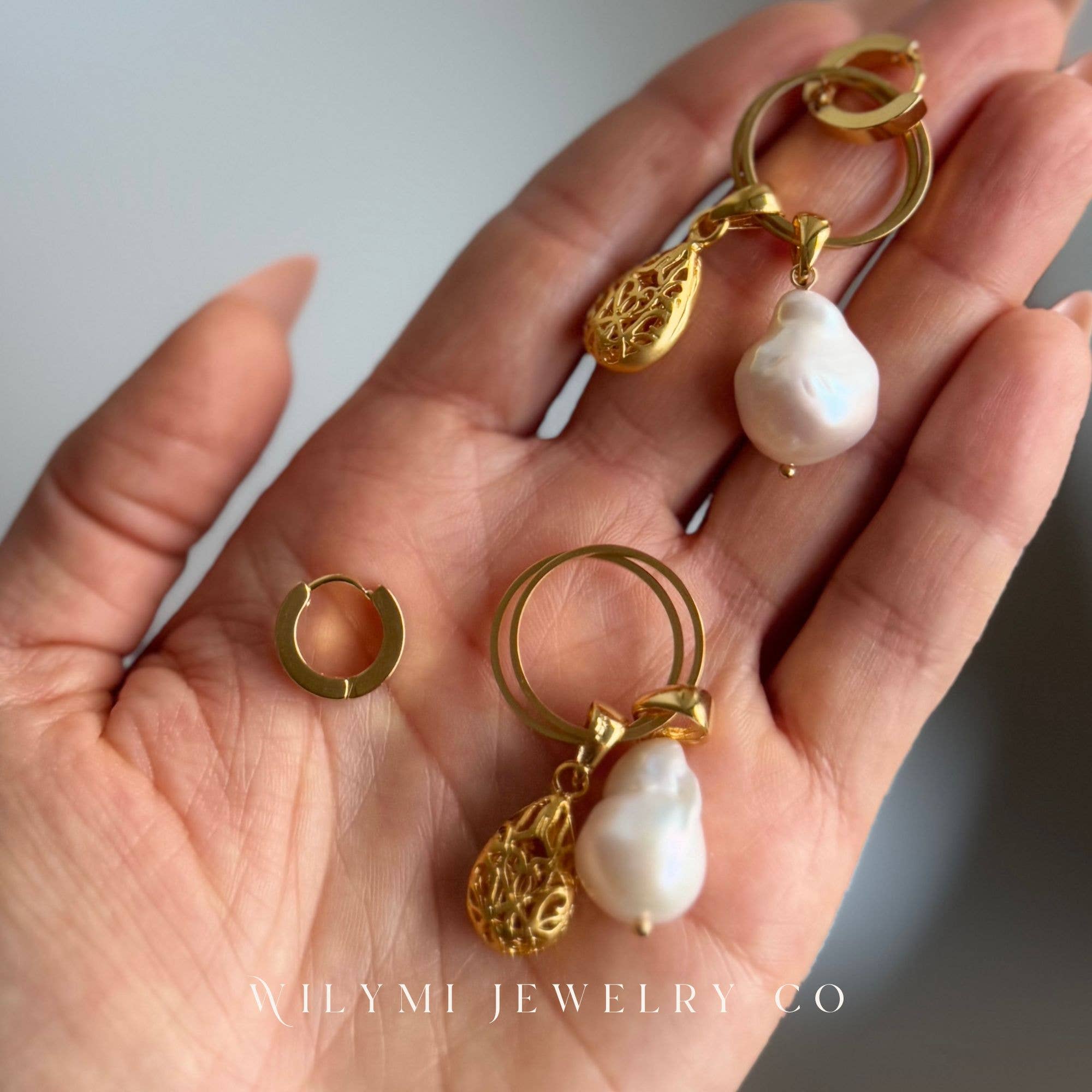 WILYMI Jewelry Co - Vente Boucles d'oreilles pendantes - Créoles baroques multifonctions CLARITY avec perles | Doré6