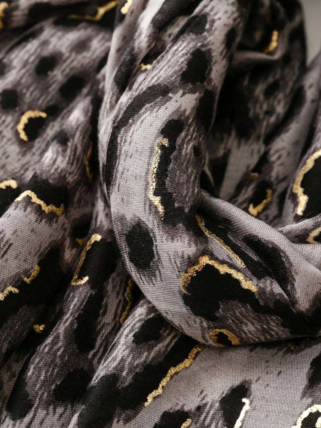 Funkyrel® Atzbranding Limited - Wholesale Scarf - Women's - Scarvii - Classic Winter Scarf with Leopard Print7