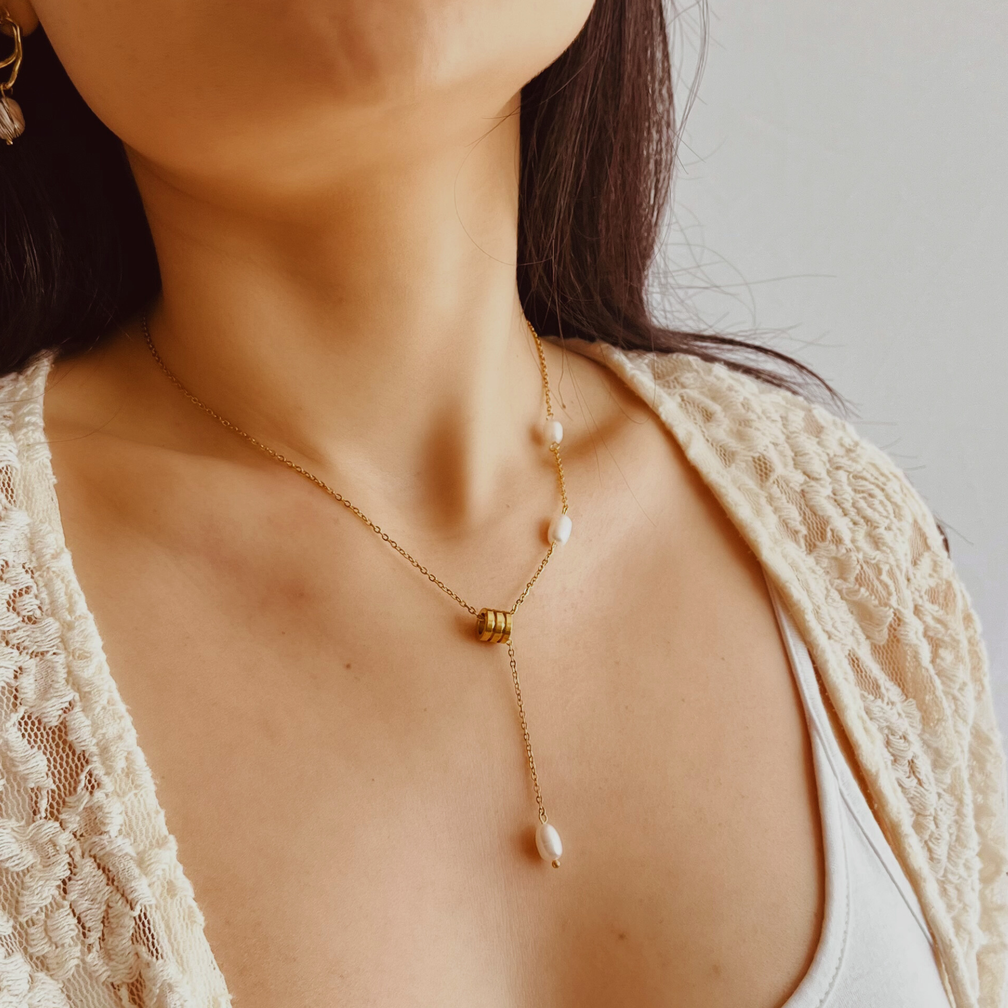 XIPAIA – wholesale Y-neck/lariat necklace – ZOE Necklace - Natural Pearl Lariat Necklace3