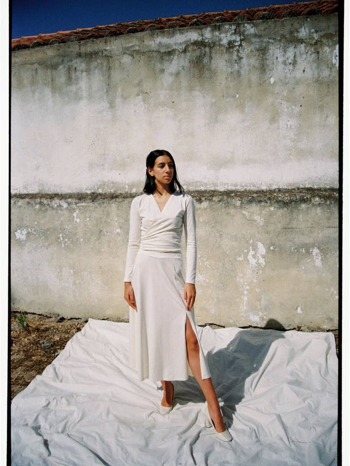 Saia Duvalia ecru em malha branca creme com fenda frontal por atacado de SIZ