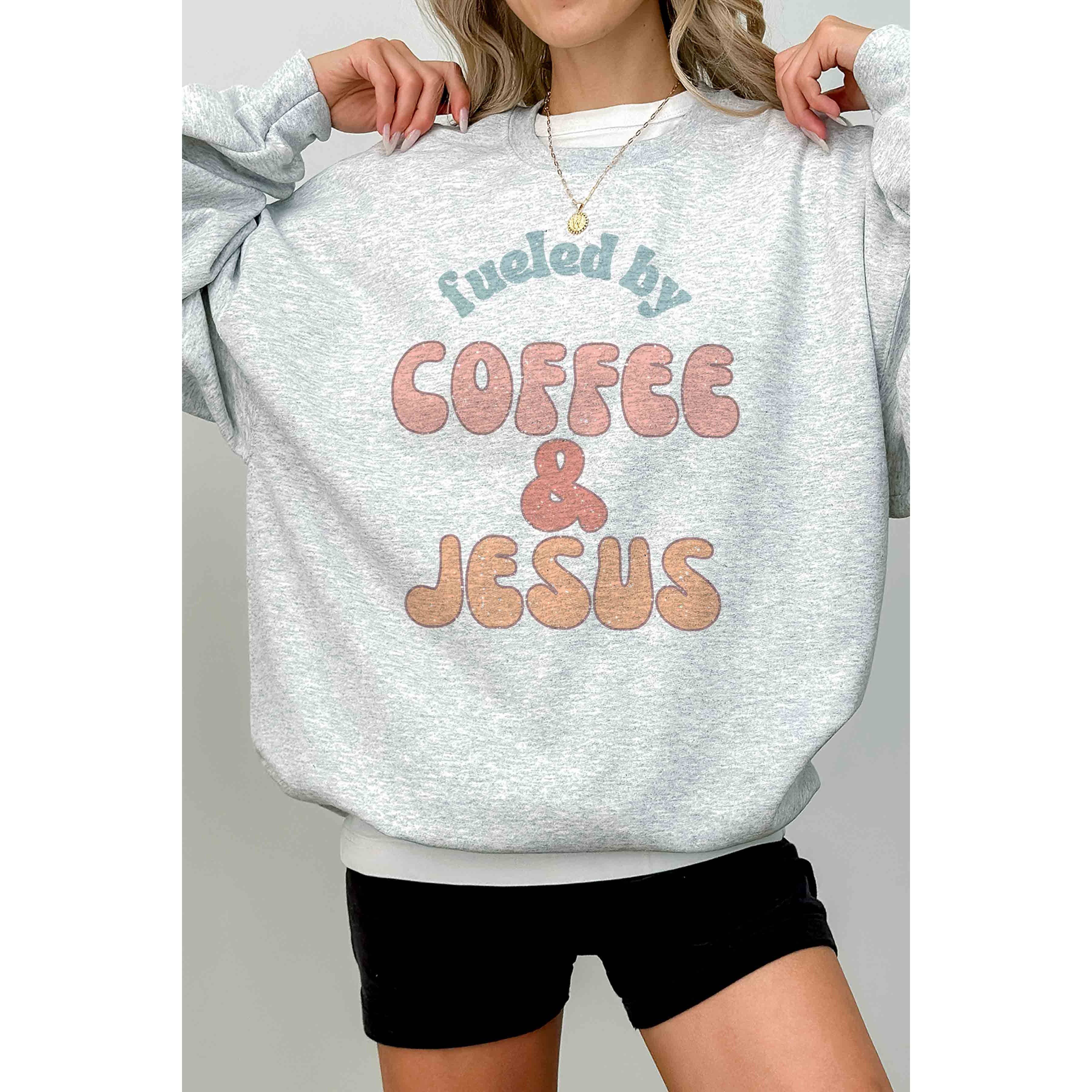 BLUME & CO. – Engroshandel Grafisk Sweatshirt - Dame – DREVET AF KAFFE OG JESUS Oversize Grafisk Sweatshirt0