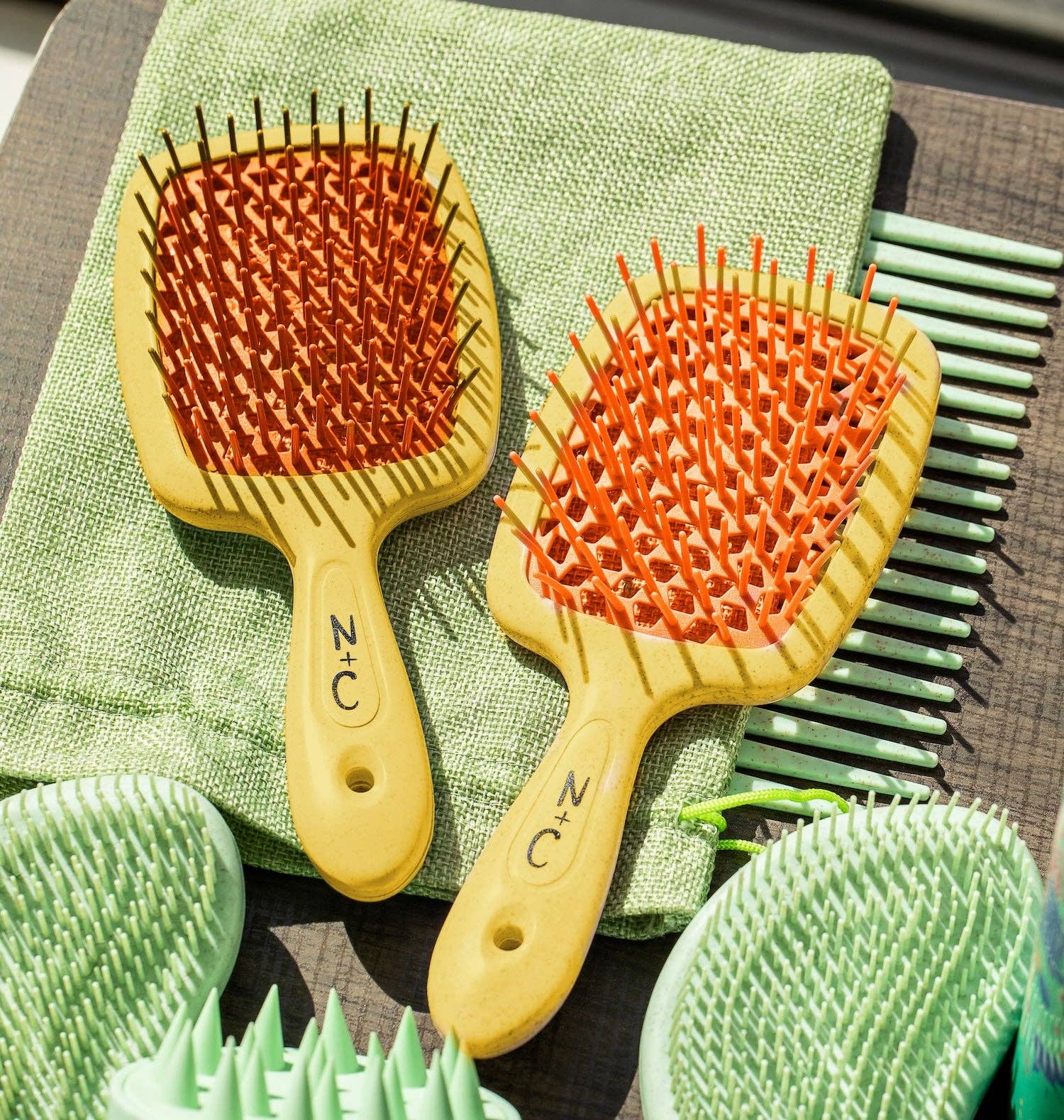 Amarillo THE BRUSHIMISTA • Cepillo desenredante de cerdas anchas de venta al por mayor en Faire0