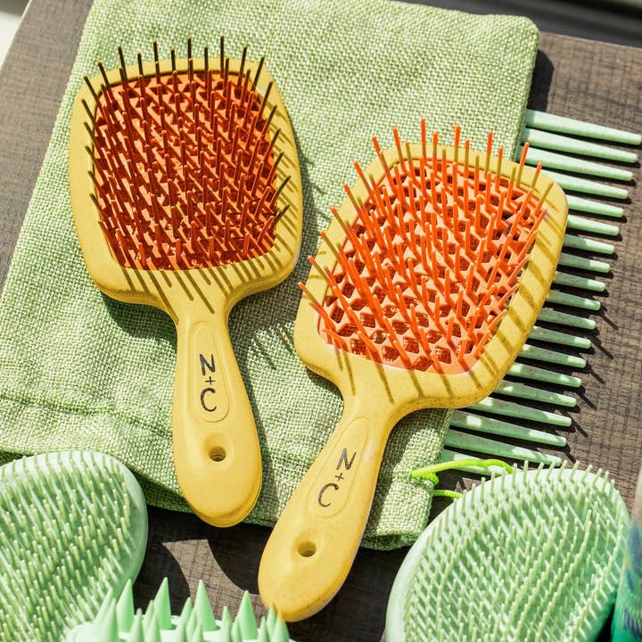 Amarillo THE BRUSHIMISTA • Cepillo desenredante de cerdas anchas de venta al por mayor en Faire0