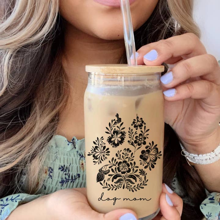 Verre à café glacé avec empreinte de patte florale pour maman de chien, couvercle en bambou pour la vente par Pet Creativo
